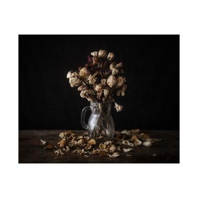 Bouquet de fleurs fanées dans une carafe