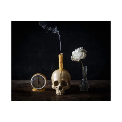 Memento mori, bougie jaune, réveil et pivoine