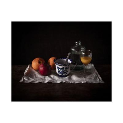 Composition avec une tasse, des fruits et une bouteille d'eau