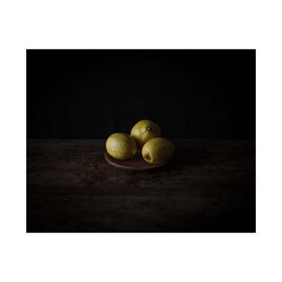 trois citrons sur une coupelle de grès