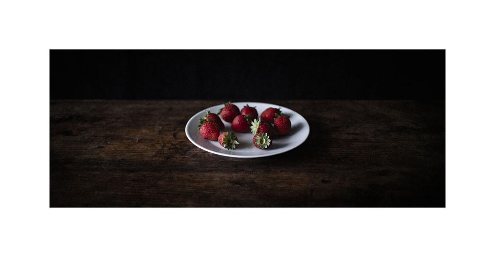 Fraises sur une assiette blanche