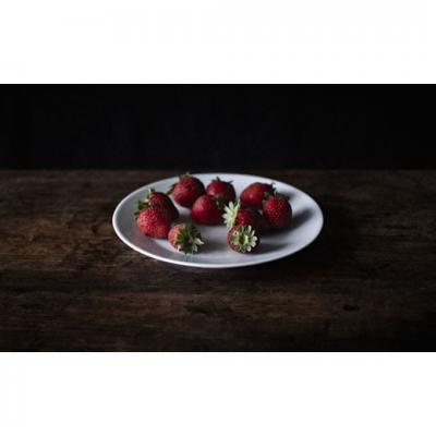 Fraises sur une assiette blanche