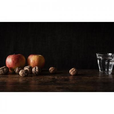 Des noix, deux pommes et un verre d'eau