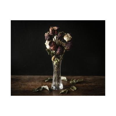 Un bouquet de roses noires et blanches