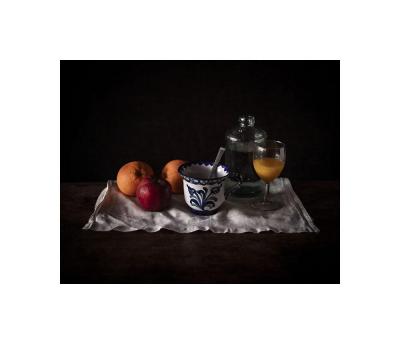 Composition avec une tasse, des fruits et un bouteille d'eau