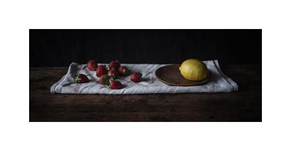 Fraises, citron sur une coupelle, sur un torchon